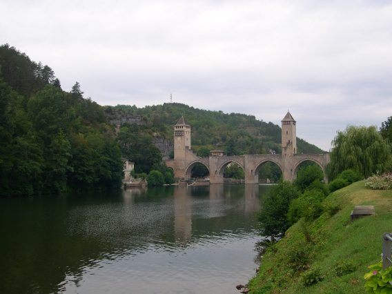  Le pont Valentré sur la rivière du Lot
